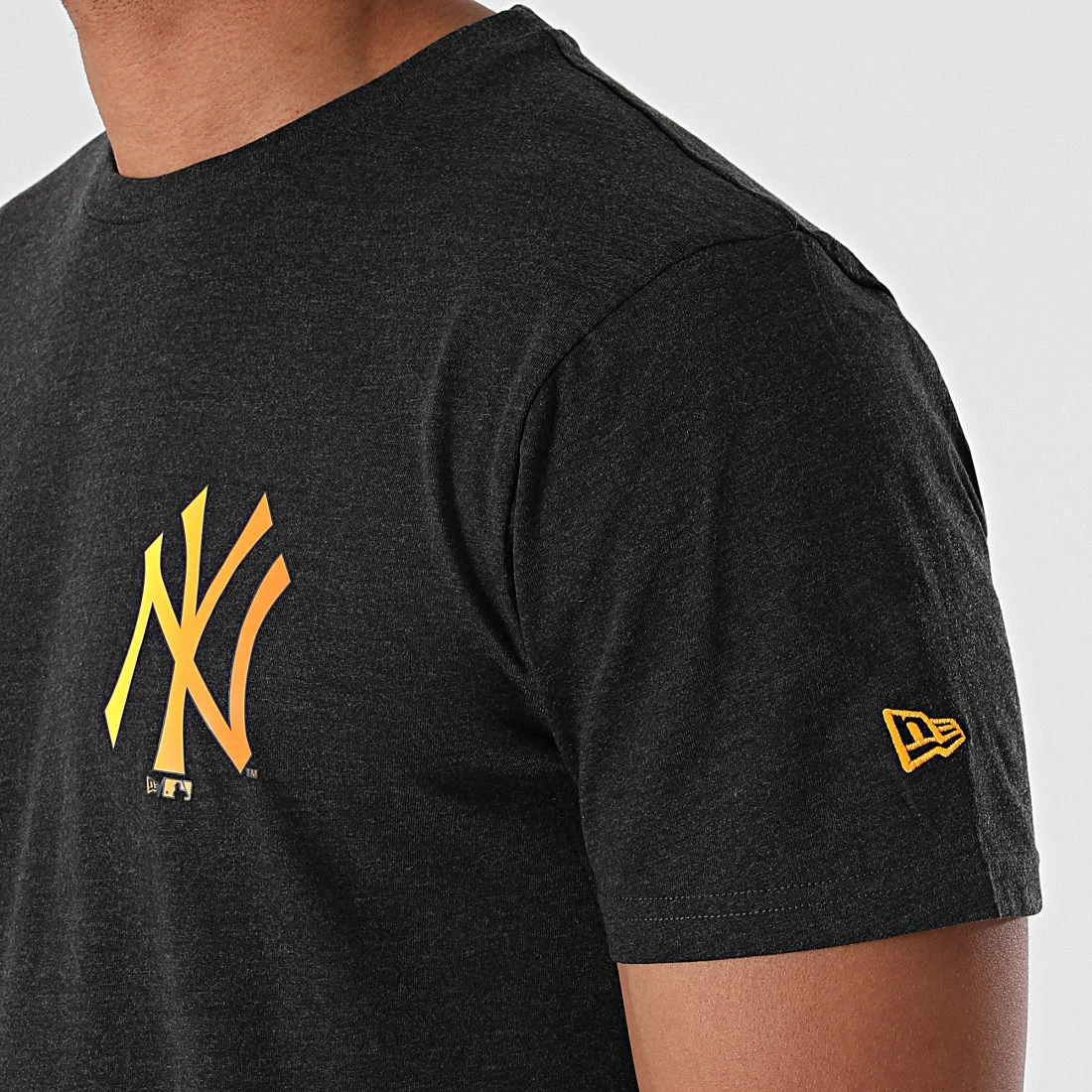 Grosses soldes 🎁 Tee 👚 Shirt MLB Neon New York Yankees 12720149 Gris Anthracite Chiné de New Era ⌛ 2 Grosses soldes 🎁 Tee 👚 Shirt MLB Neon New York Yankees 12720149 Gris Anthracite Chiné de New Era ⌛ – Image 2
