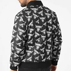 Top 10 🔔 Veste Bomber NBA Chicago Bulls AOP 12893178 Noir Blanc de New Era 😉 -New Era Soldes 2022 new era 300331 12893178 20220203T155911 04