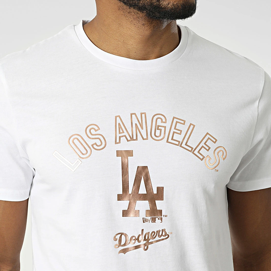 Offres 🌟 Tee 👚 Shirt Metallic Graphic Print Los Angeles Dodgers Blanc Doré de New Era ⭐ 2 Offres 🌟 Tee 👚 Shirt Metallic Graphic Print Los Angeles Dodgers Blanc Doré de New Era ⭐ – Image 2