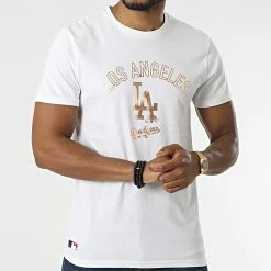 Offres 🌟 Tee 👚 Shirt Metallic Graphic Print Los Angeles Dodgers Blanc Doré de New Era ⭐ 6 Offres 🌟 Tee 👚 Shirt Metallic Graphic Print Los Angeles Dodgers Blanc Doré de New Era ⭐ -New Era Soldes 2022 new era 302217 12893142 20220209T091224 03