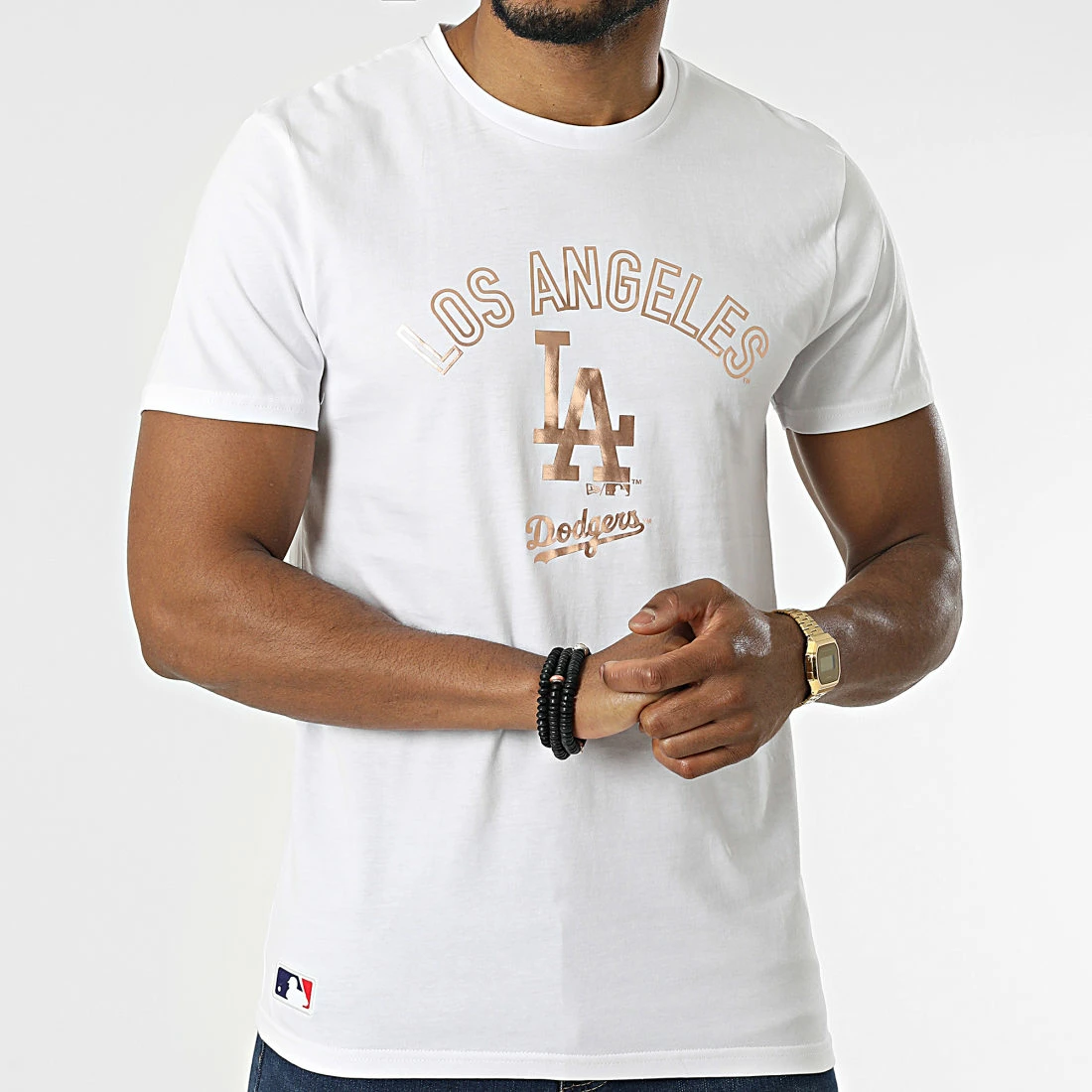 Offres 🌟 Tee 👚 Shirt Metallic Graphic Print Los Angeles Dodgers Blanc Doré de New Era ⭐ 3 Offres 🌟 Tee 👚 Shirt Metallic Graphic Print Los Angeles Dodgers Blanc Doré de New Era ⭐ – Image 3