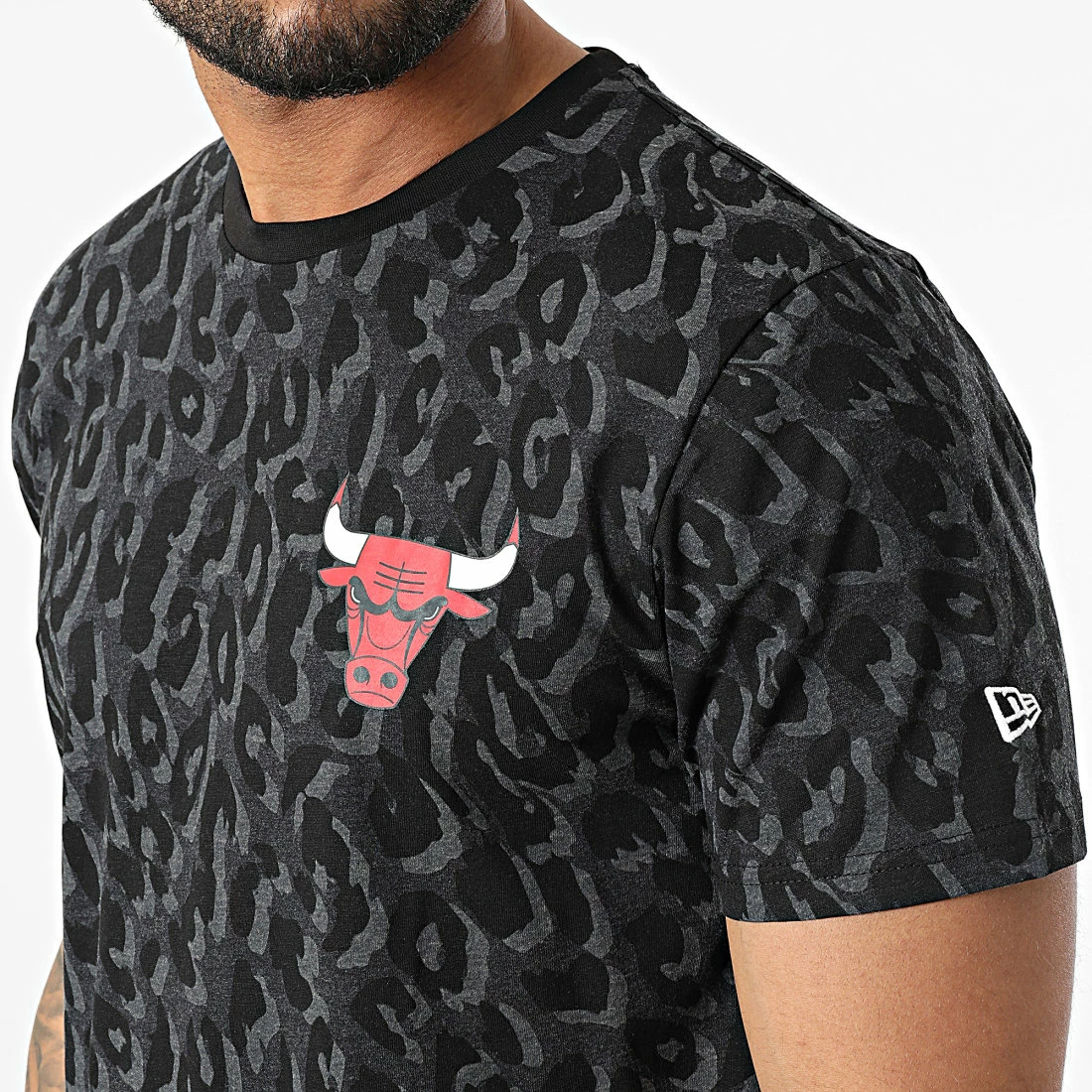 Sortie 😍 Tee 👚 Shirt Leopard Chicago Bulls 12893091 Gris Anthracite Noir de New Era 🎁 2 Sortie 😍 Tee 👚 Shirt Leopard Chicago Bulls 12893091 Gris Anthracite Noir de New Era 🎁 – Image 2