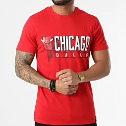 Le moins cher 🌟 Tee 👚 Shirt Triangle Logo Chicago Bulls 12893076 Rouge de New Era 🎁 -New Era Soldes 2022 new era 305113 12893076 20220224T134533 03