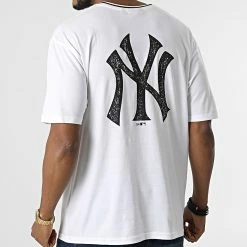 Sortie ⭐ Tee 👚 Shirt Distressed Graphic New York Yankees 12893171 Blanc de New Era 💯