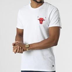 Nouveau 💯 Tee 👚 Shirt A Bandes NBA Sleeve Taping Chicago Bulls 13083903 Blanc de New Era 💯 -New Era Soldes 2022 new era 313850 13083903 20220408T150542 03