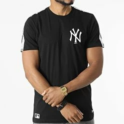 Meilleure affaire 😀 Tee 👕 Shirt A Bandes MLB Sleeve Taping New York Yankees 12369821 Noir de New Era 🛒 -New Era Soldes 2022 new era 313872 12369821 20220408T151117 03