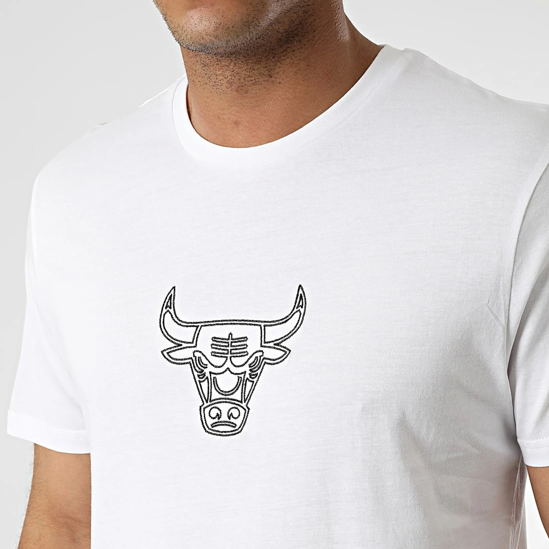 Sortie 🎉 Tee 👕 Shirt NBA Chain Stitch Logo Chicago Bulls 13083915 Blanc de New Era 🎁 2 Sortie 🎉 Tee 👕 Shirt NBA Chain Stitch Logo Chicago Bulls 13083915 Blanc de New Era 🎁 – Image 2