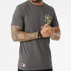 Tout neuf 🤩 Tee 👕 Shirt New York Yankees 13083936 Gris Anthracite de New Era 🛒 -New Era Soldes 2022 new era 318272 13083936 20220512T090713 03