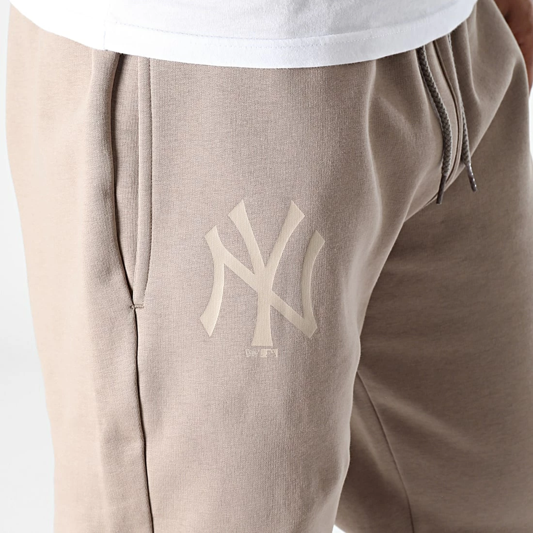 Remise 🔥 Pantalon Jogging MLB League Essential New York Yankees 13113879 Taupe de New Era ✔️ 2 Remise 🔥 Pantalon Jogging MLB League Essential New York Yankees 13113879 Taupe de New Era ✔️ – Image 2