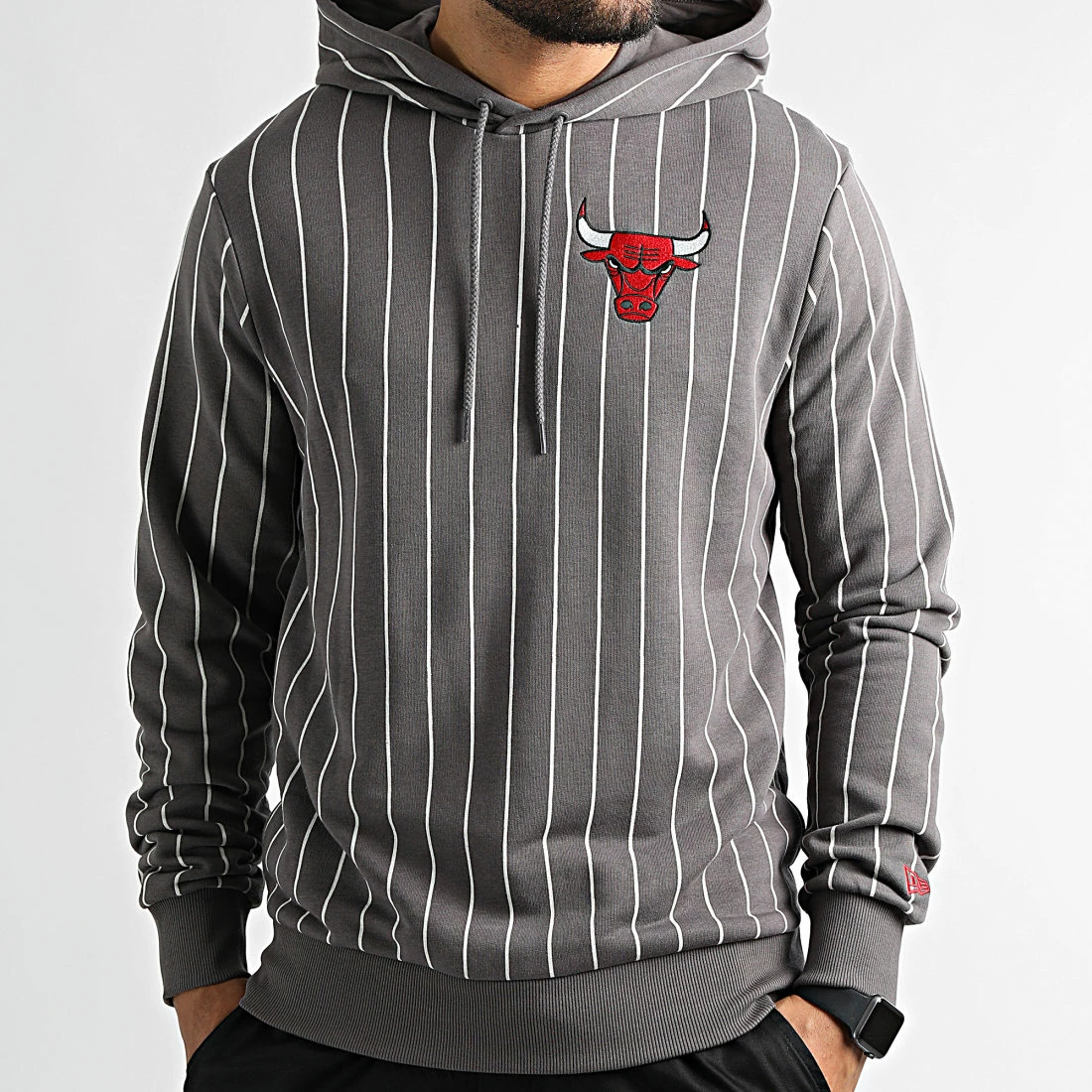 Bon marché 👍 Sweat Capuche Pinstripe PO Chicago Bulls 13324533 Gris Anthracite de New Era 🥰 4 Bon marché 👍 Sweat Capuche Pinstripe PO Chicago Bulls 13324533 Gris Anthracite de New Era 🥰 – Image 4