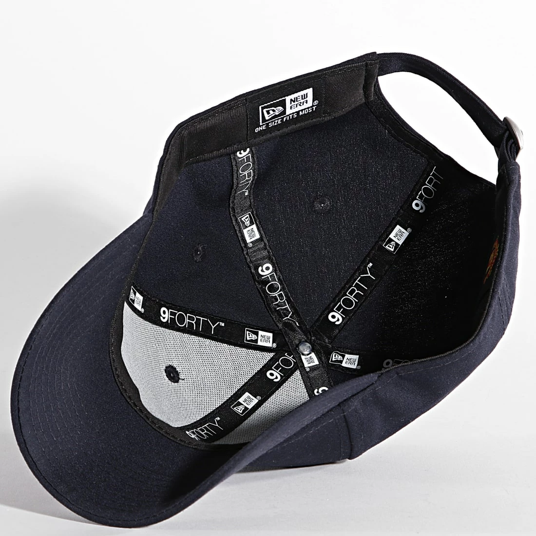 Nouveau 😍 Casquette 9Forty Repreve Manchester United Bleu Marine de New Era 🤩 4 Nouveau 😍 Casquette 9Forty Repreve Manchester United Bleu Marine de New Era 🤩 – Image 4