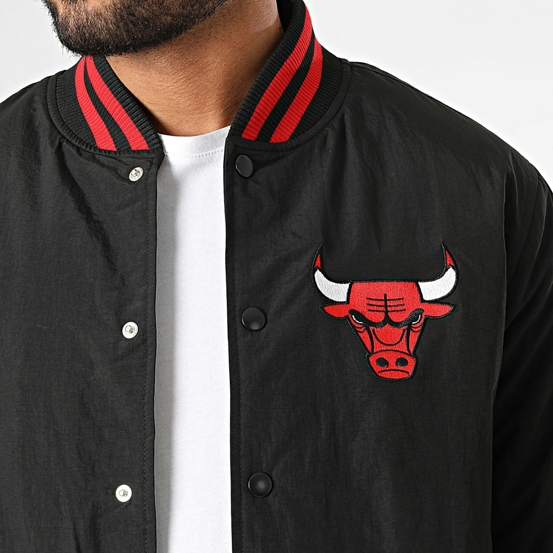 Acheter 😀 Veste Bomber Team Logo Chicago Bulls 60284773 Noir de New Era 🔔 2 Acheter 😀 Veste Bomber Team Logo Chicago Bulls 60284773 Noir de New Era 🔔 – Image 2
