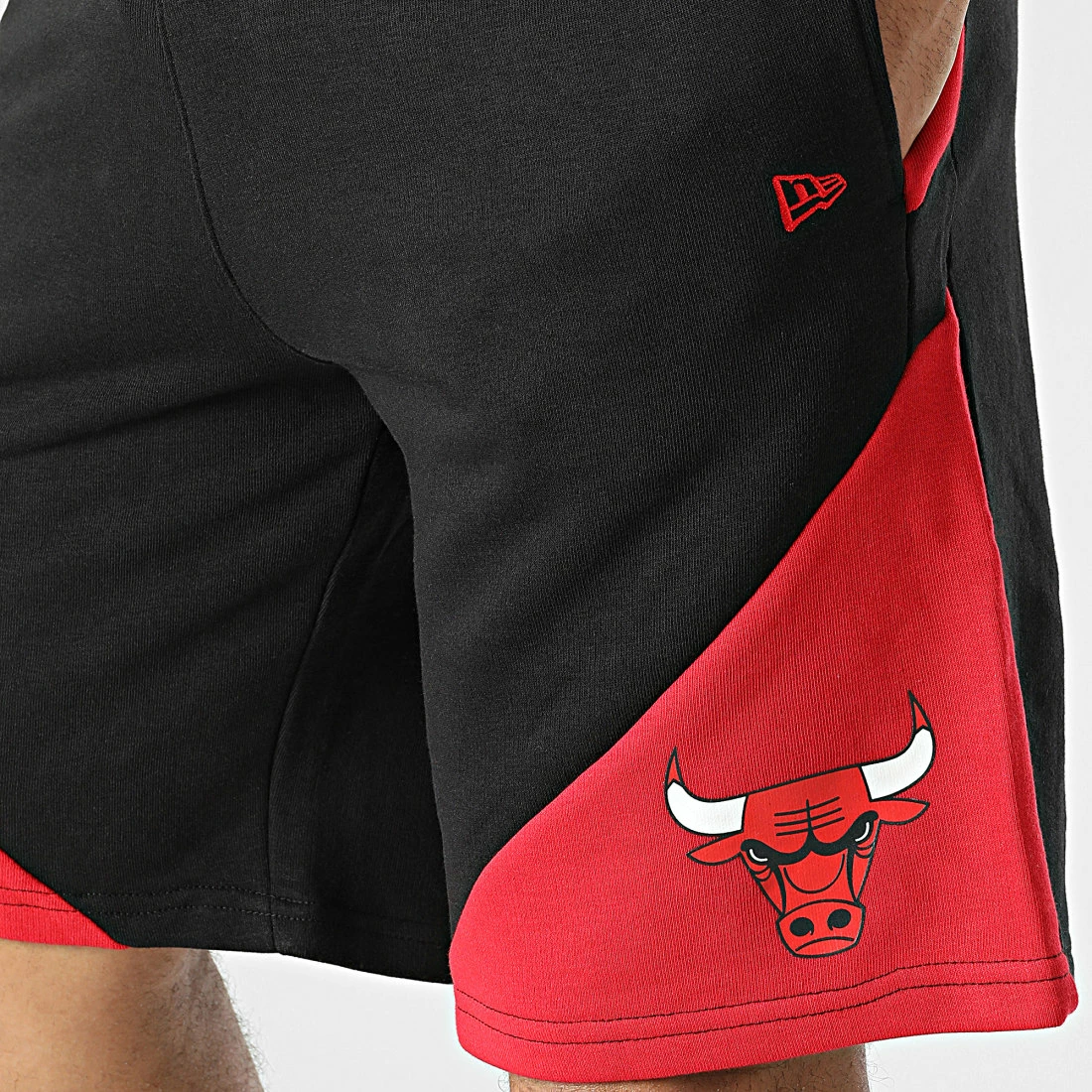 Sortie 🌟 Short Jogging Chicago Bulls 60284720 Noir Rouge de New Era 🔥 2 Sortie 🌟 Short Jogging Chicago Bulls 60284720 Noir Rouge de New Era 🔥 – Image 2