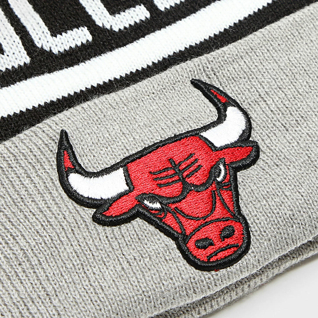 Vente flash 🎉 Bonnet Enfant Jake Cuff Chicago Bulls Noir Gris Chiné de New Era ⭐ 2 Vente flash 🎉 Bonnet Enfant Jake Cuff Chicago Bulls Noir Gris Chiné de New Era ⭐ – Image 2