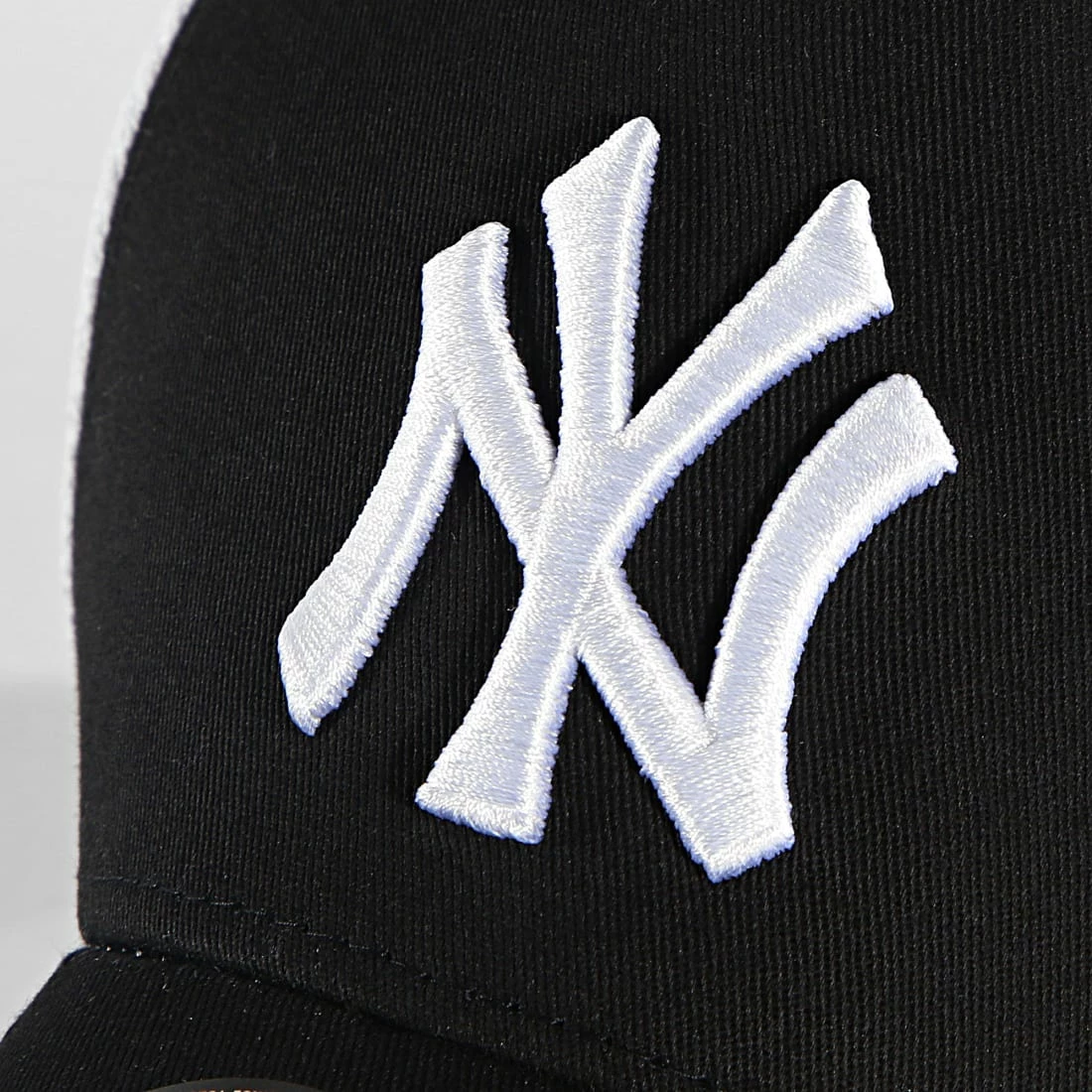 Meilleure vente 🌟 Casquette Trucker Essential New York Yankees Noir Blanc de New Era 😉 2 Meilleure vente 🌟 Casquette Trucker Essential New York Yankees Noir Blanc de New Era 😉 – Image 2