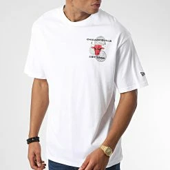 Acheter ⭐ Tee 👚 Shirt Graphic Chicago Bulls Blanc de New Era ✨ 6 Acheter ⭐ Tee 👚 Shirt Graphic Chicago Bulls Blanc de New Era ✨ -New Era Soldes 2022 new era 343063 60292290 20221025T151745 03
