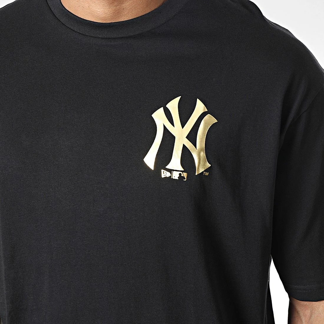 Grosses soldes 😀 Tee 👚 Shirt Metallic New York Yankees Noir Doré de New Era ✨ 2 Grosses soldes 😀 Tee 👚 Shirt Metallic New York Yankees Noir Doré de New Era ✨ – Image 2
