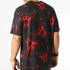 De gros 🎁 Tee 👕 Shirt All Over Print Neon Chicago Bulls Noir de New Era 😍 -New Era Soldes 2022 new era 343702 60292331 20221024T153206 04