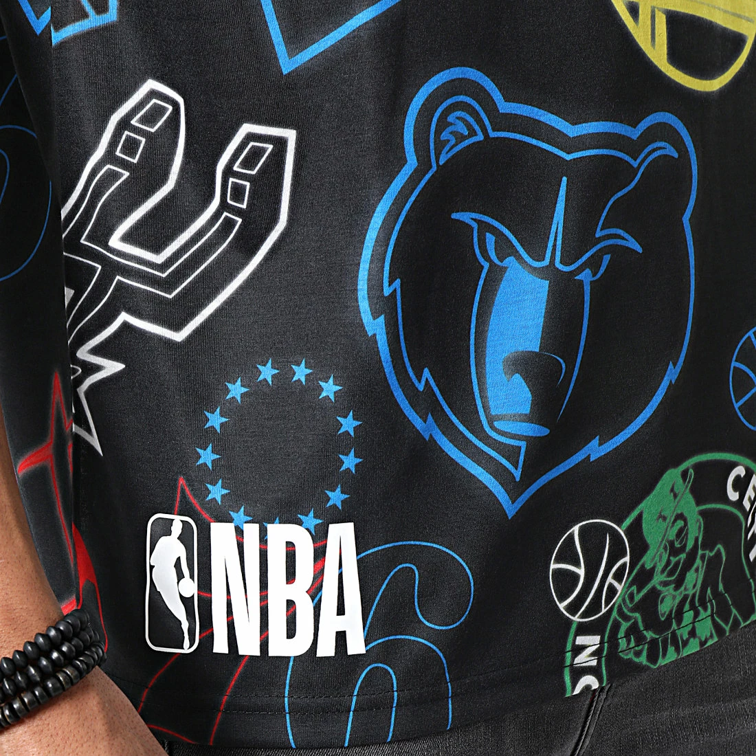 Offres 🥰 Tee 👚 Shirt All Over Print Neon Noir de New Era 😉 2 Offres 🥰 Tee 👚 Shirt All Over Print Neon Noir de New Era 😉 – Image 2