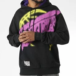 Meilleur prix 🔔 Sweat Capuche Enlarged Neon Los Angeles Lakers Noir de New Era 🛒 -New Era Soldes 2022 new era 344811 60292332 20221031T140501 03