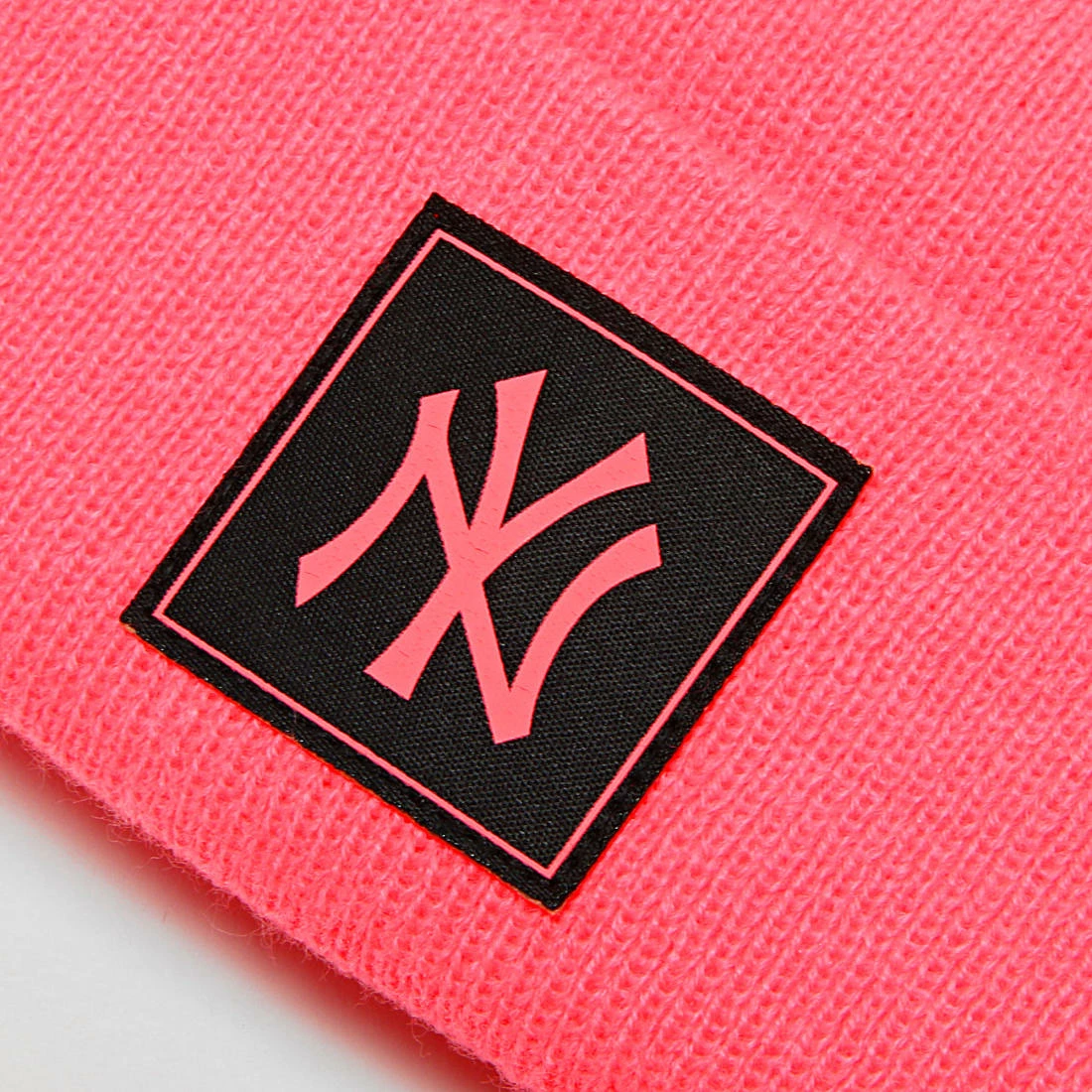 Budget 😍 Bonnet Team Cuff New York Yankees Rose Fluo de New Era ✨ 2 Budget 😍 Bonnet Team Cuff New York Yankees Rose Fluo de New Era ✨ – Image 2