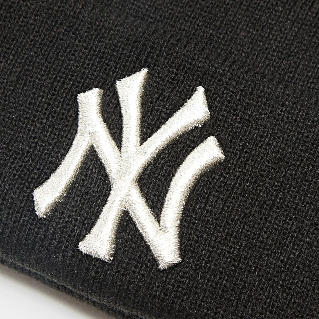 Sortie ✨ Bonnet Femme Metallic Cuff New York Yankees Noir de New Era 🧨 2 Sortie ✨ Bonnet Femme Metallic Cuff New York Yankees Noir de New Era 🧨 – Image 2